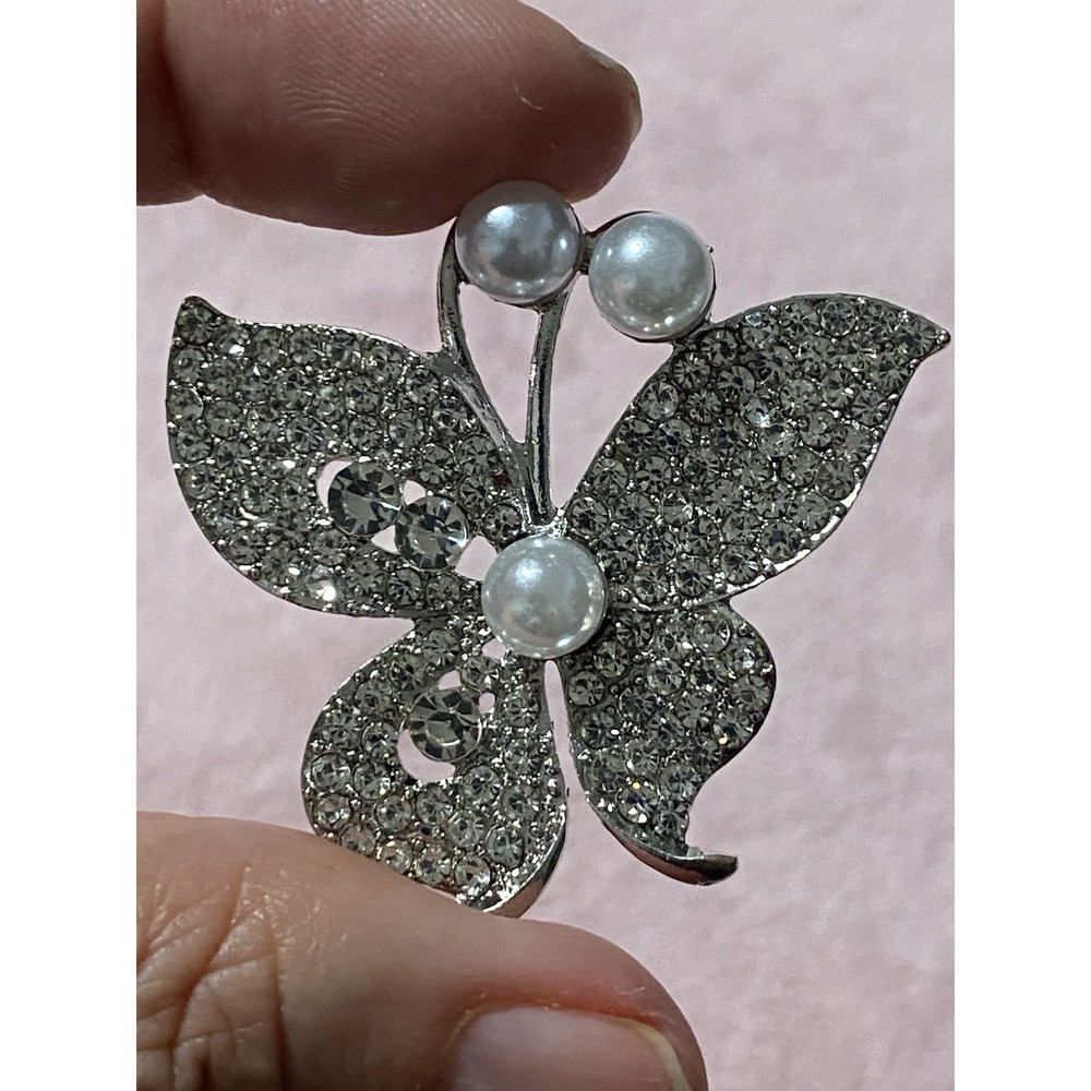 Gorgeous Butterfly Brooch Silver Iridescent Rhinestones  & Faux Pearls NWT